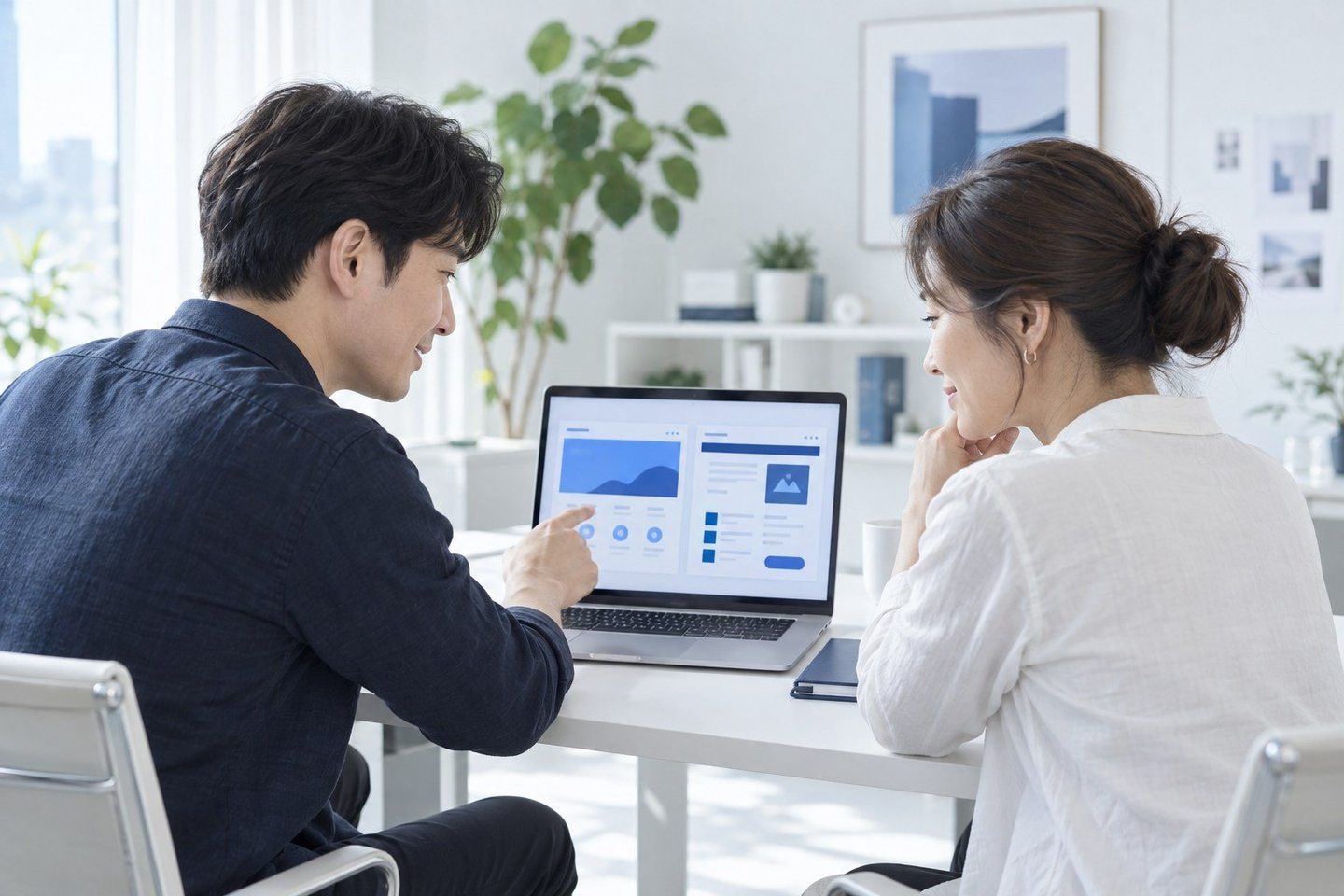태블릿 화면을 이용해 결제 방법을 안내하는 두 사람 — 신용카드단말기 가입 계약서계약서, 정산 칸부터 펴 보세요. 연락 주시면 흐릿한 줄을 풀어 드립니다.